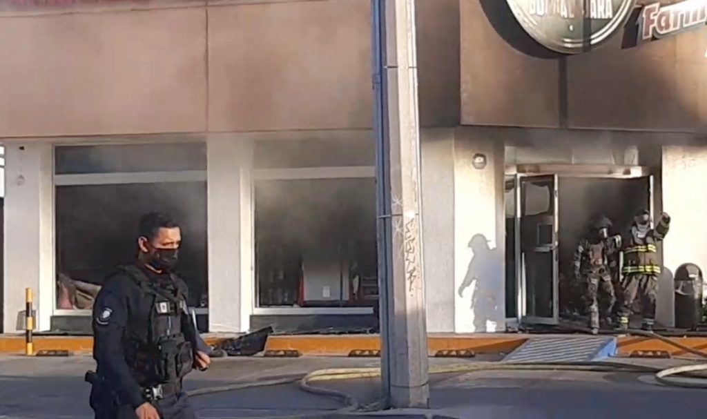 INCENDIO DE FARMACIA PROVOCA INTENSA MOVILIZACIóN