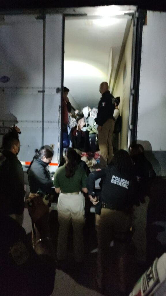 EN COAHUILA RESCATAN A 92 MIGRANTES; IBAN EN CAJA DE TRáILER