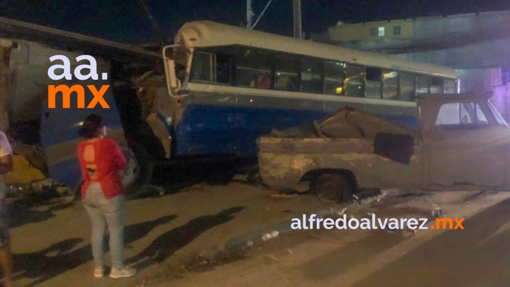 CAMIóN CHOCA CON PICK UP Y UNA BARDA PERIMETRAL