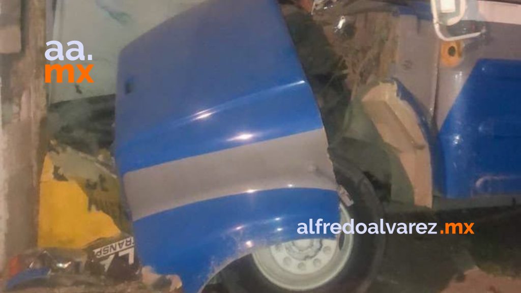 CAMIóN CHOCA CON PICK UP Y UNA BARDA PERIMETRAL