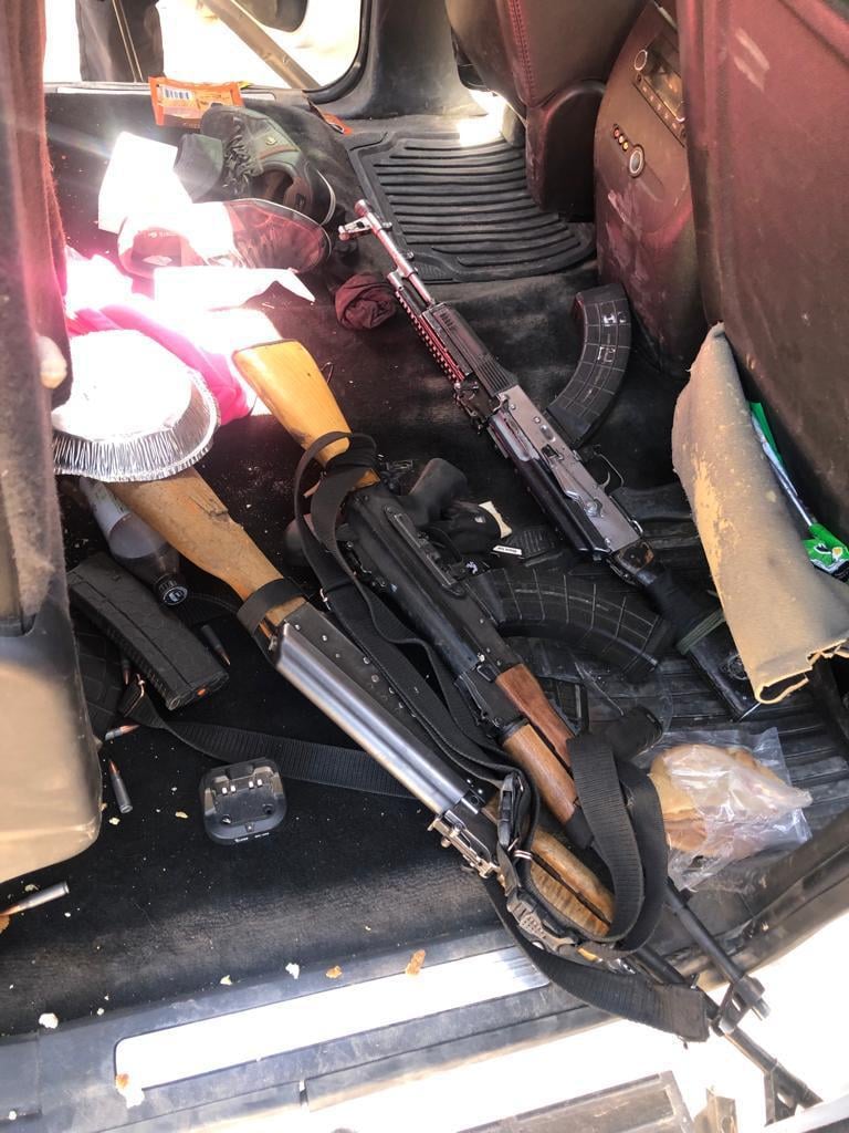 ASEGURAN ARMAS, DINERO Y A CUATRO SUJETOS EN TRINCHERAS
