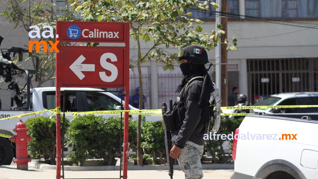 MATAN A HOMBRE Y HIEREN A ADOLESCENTE EN ESTACIONAMIENTO DEL CALIMAX