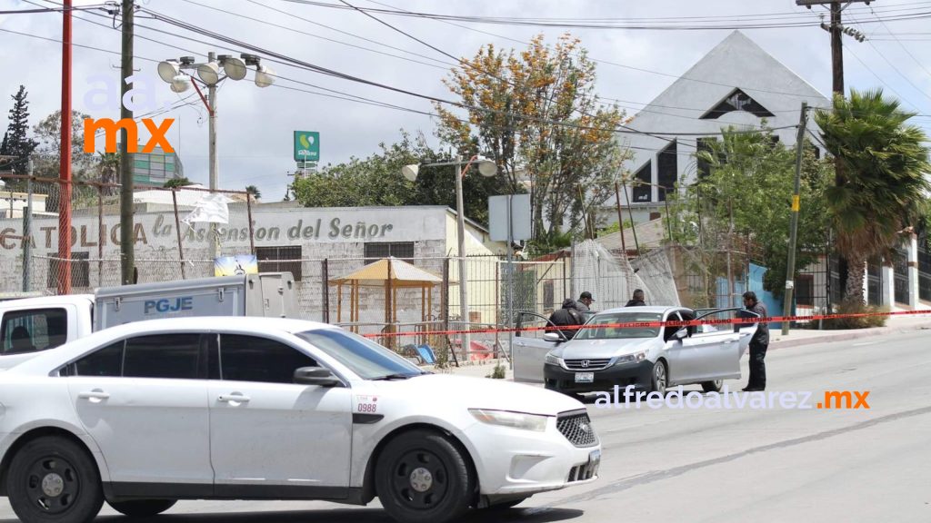 BALEAN A MUJER AL INTERIOR DE SU AUTO BALEAN A MUJER AL INTERIOR DE SU AUTO