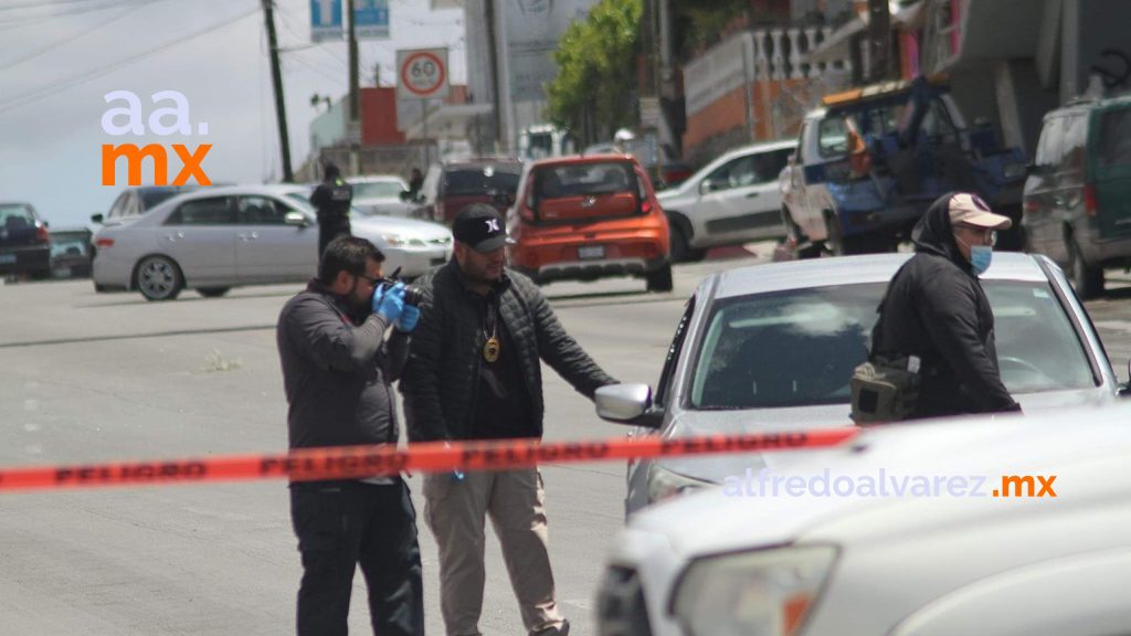 BALEAN A MUJER AL INTERIOR DE SU AUTO BALEAN A MUJER AL INTERIOR DE SU AUTO
