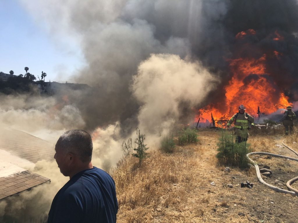 FUERTE INCENDIO ALCANZA VARIAS CASAS EN LA LIBERTAD FUERTE INCENDIO ALCANZA VARIAS CASAS EN LA LIBERTAD