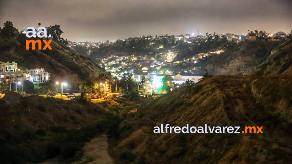 JOVENCITOS CAEN A BARRANCO POR CONDUCIR A EXCESO DE VELOCIDAD