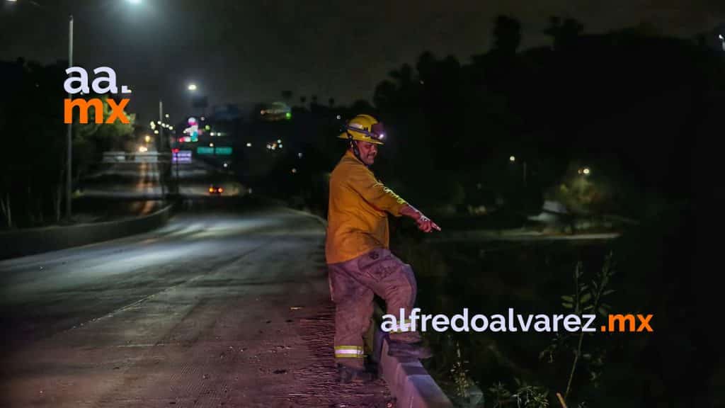 JOVENCITOS CAEN A BARRANCO POR CONDUCIR A EXCESO DE VELOCIDAD