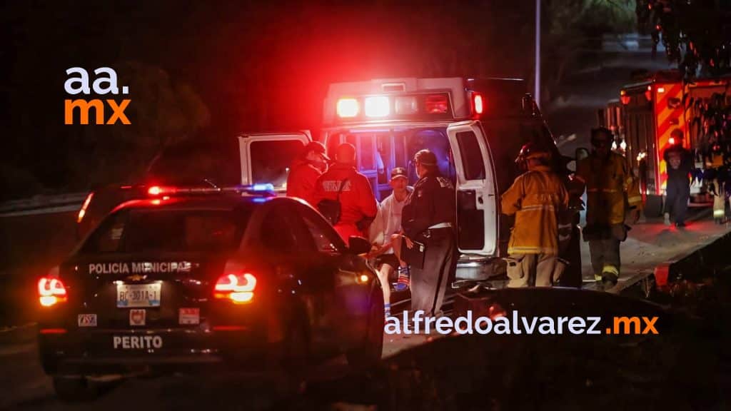 JOVENCITOS CAEN A BARRANCO POR CONDUCIR A EXCESO DE VELOCIDAD