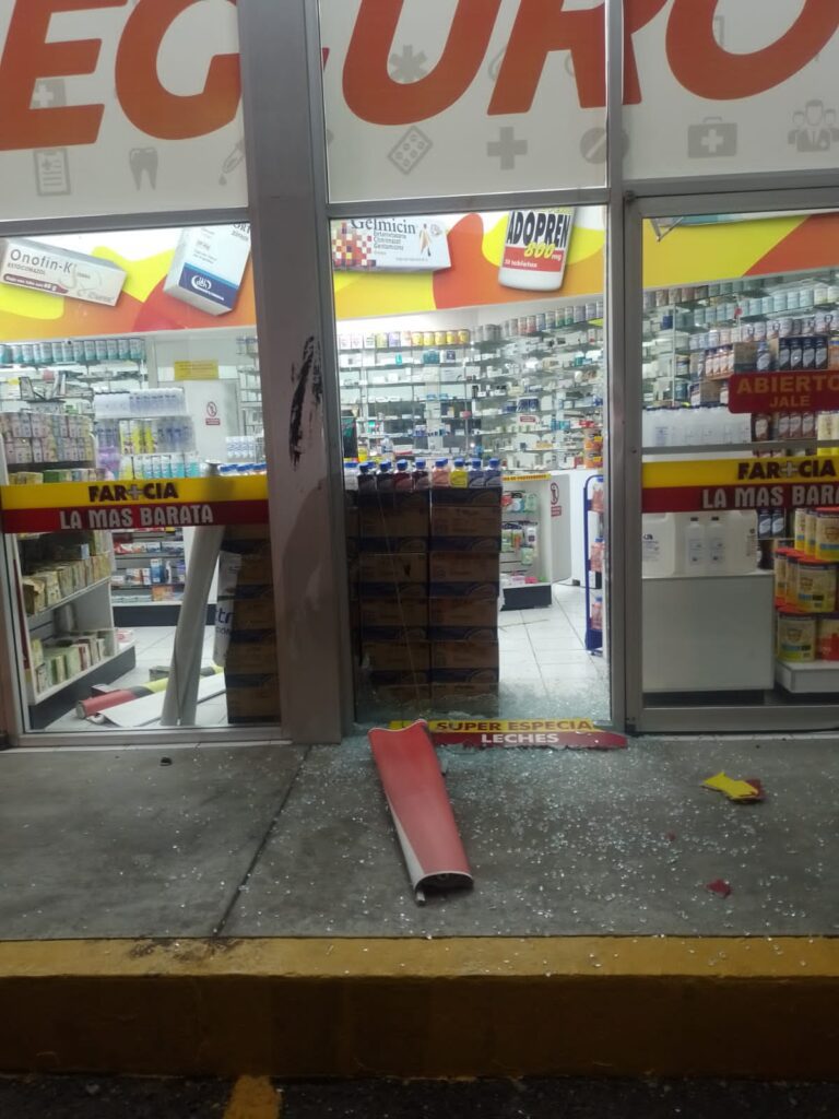 PIERDE EL CONTROL DE SU CORVETTE Y SE IMPACTA CON UNA BANQUETA