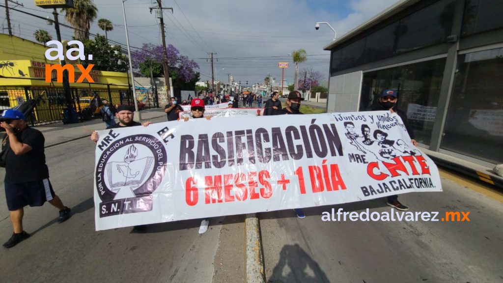 MAESTROS DE LA CNTE EXIGEN PAGOS PENDIENTES Y UN AUMENTO