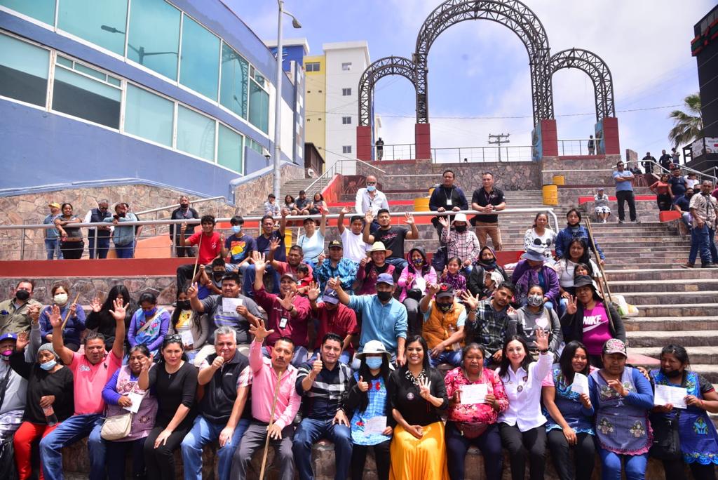 ALCALDESA ENTREGA PERMISOS A VENDEDORES AMBULANTES DE LA COMUNIDAD MIXTECA