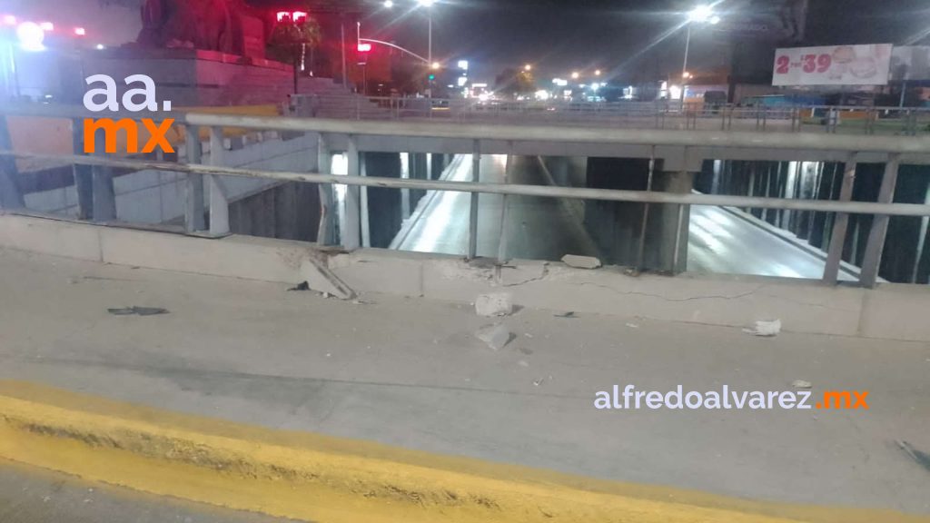 PIERDE EL CONTROL DE SU CORVETTE Y SE IMPACTA CON UNA BANQUETA