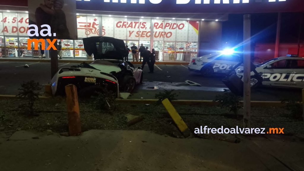 PIERDE EL CONTROL DE SU CORVETTE Y SE IMPACTA CON UNA BANQUETA