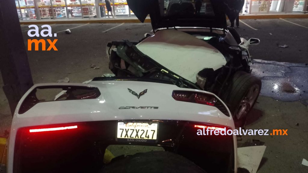 PIERDE EL CONTROL DE SU CORVETTE Y SE IMPACTA CON UNA BANQUETA