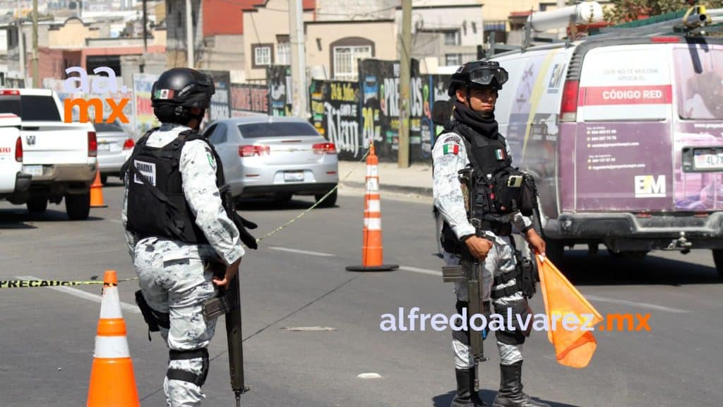 JOVEN MOTOCICLISTA SE IMPACTA CON CAMIóN DE TRANSPORTE DE PERSONAL