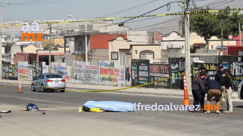JOVEN MOTOCICLISTA SE IMPACTA CON CAMIóN DE TRANSPORTE DE PERSONAL