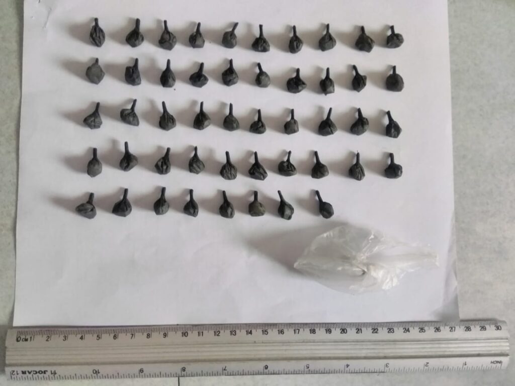 POLICíA DE TIJUANA CAPTURA A PAREJA ARMADA Y CON DROGA