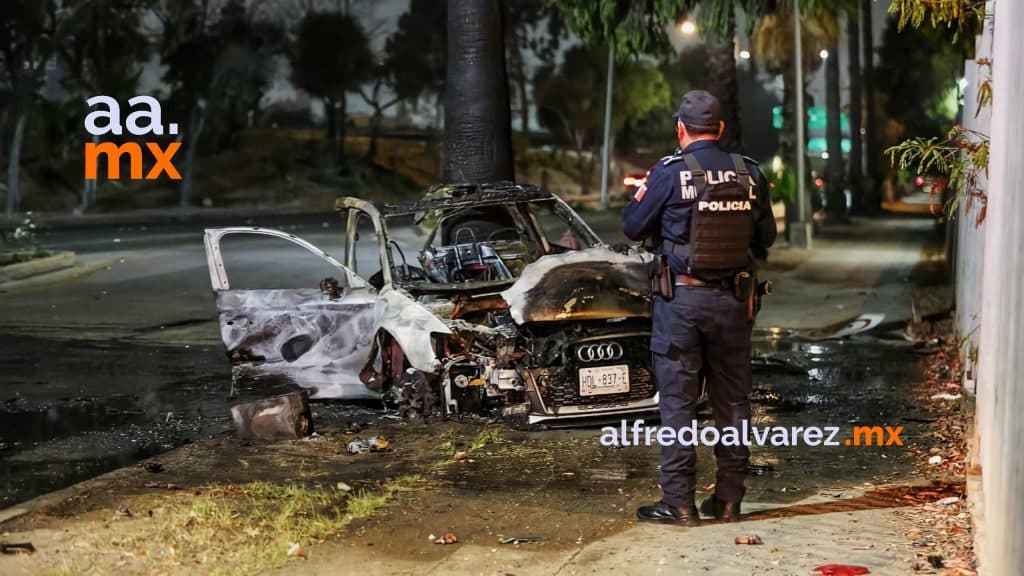 AUDI CONDUCIDO A EXCESO DE VELOCIDAD, CHOCA, SE PARTE Y SE INCENDIA