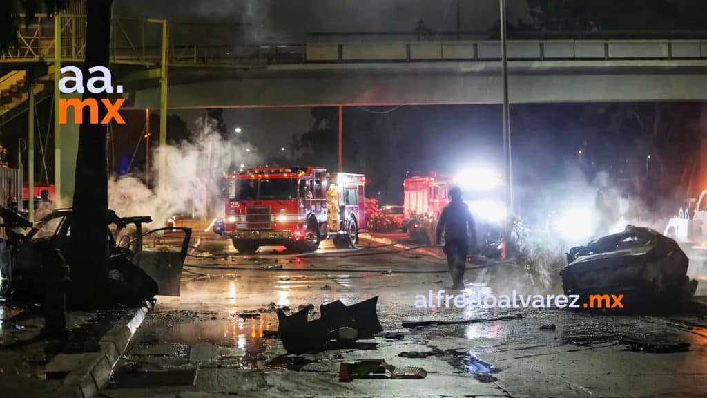AUDI CONDUCIDO A EXCESO DE VELOCIDAD, CHOCA, SE PARTE Y SE INCENDIA