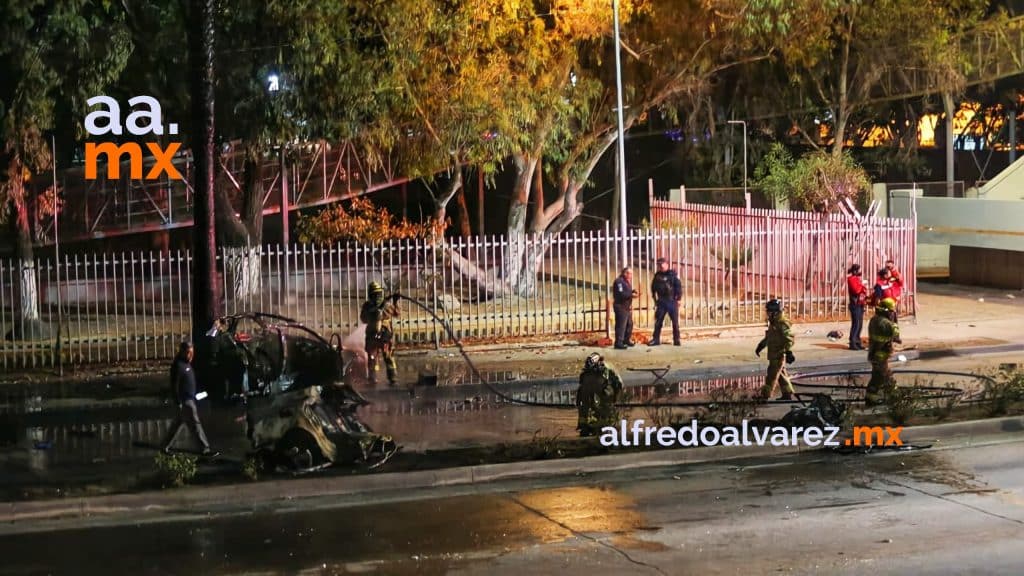 AUDI CONDUCIDO A EXCESO DE VELOCIDAD, CHOCA, SE PARTE Y SE INCENDIA