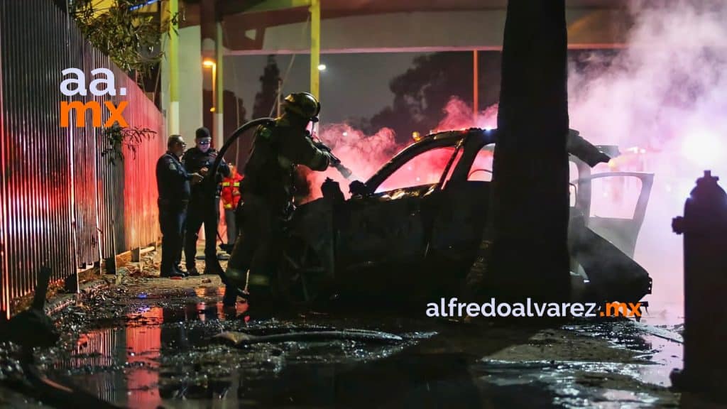 AUDI CONDUCIDO A EXCESO DE VELOCIDAD, CHOCA, SE PARTE Y SE INCENDIA