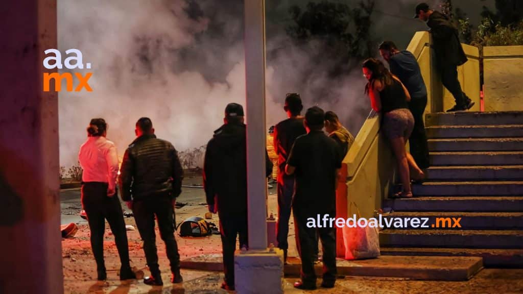 AUDI CONDUCIDO A EXCESO DE VELOCIDAD, CHOCA, SE PARTE Y SE INCENDIA