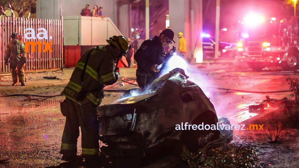 AUDI CONDUCIDO A EXCESO DE VELOCIDAD, CHOCA, SE PARTE Y SE INCENDIA
