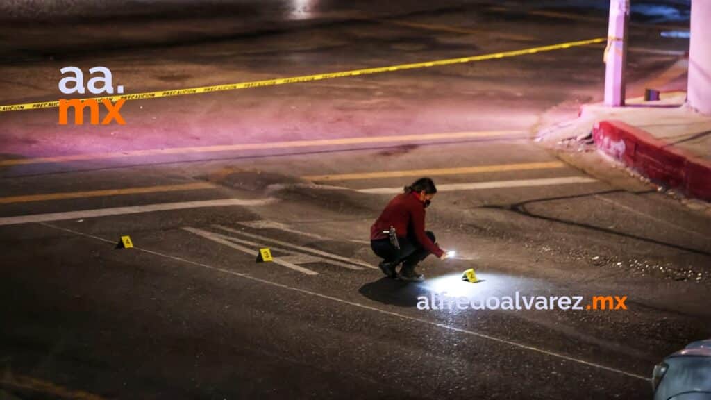 MATAN A JOVEN AL DISPARARLE DESDE AUTO EN MOVIMIENTO