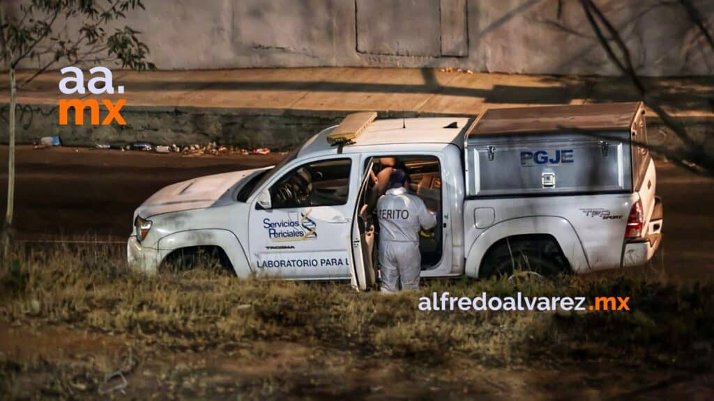MATAN A JOVEN AL DISPARARLE DESDE AUTO EN MOVIMIENTO