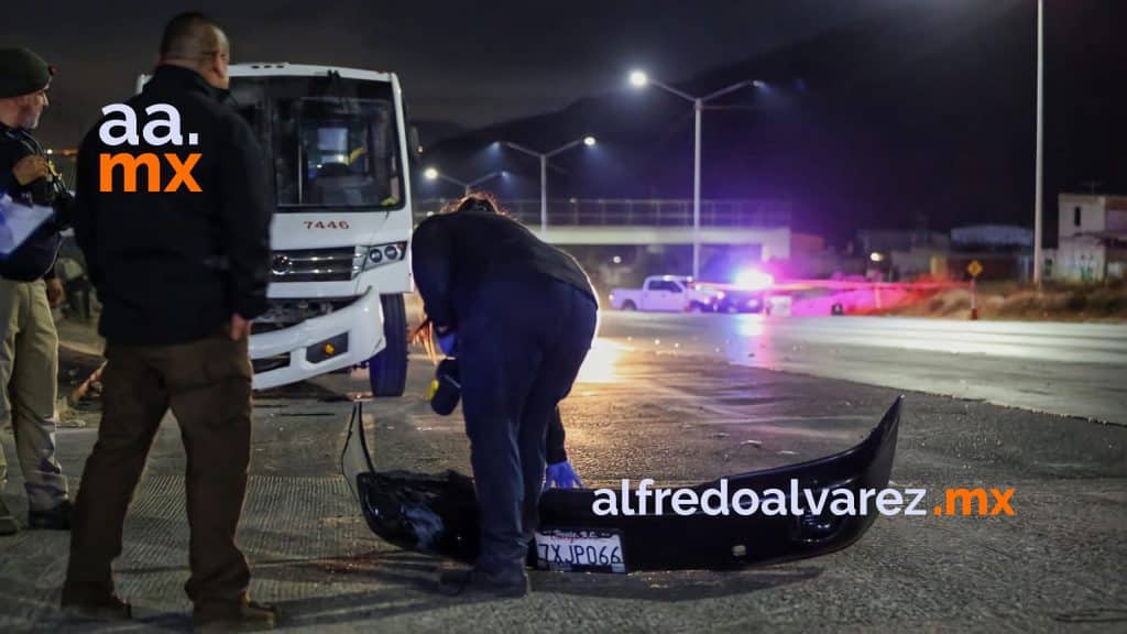 AUTO SE SALE DE LA CARRETERA Y ATROPELLA A UNA MUJER