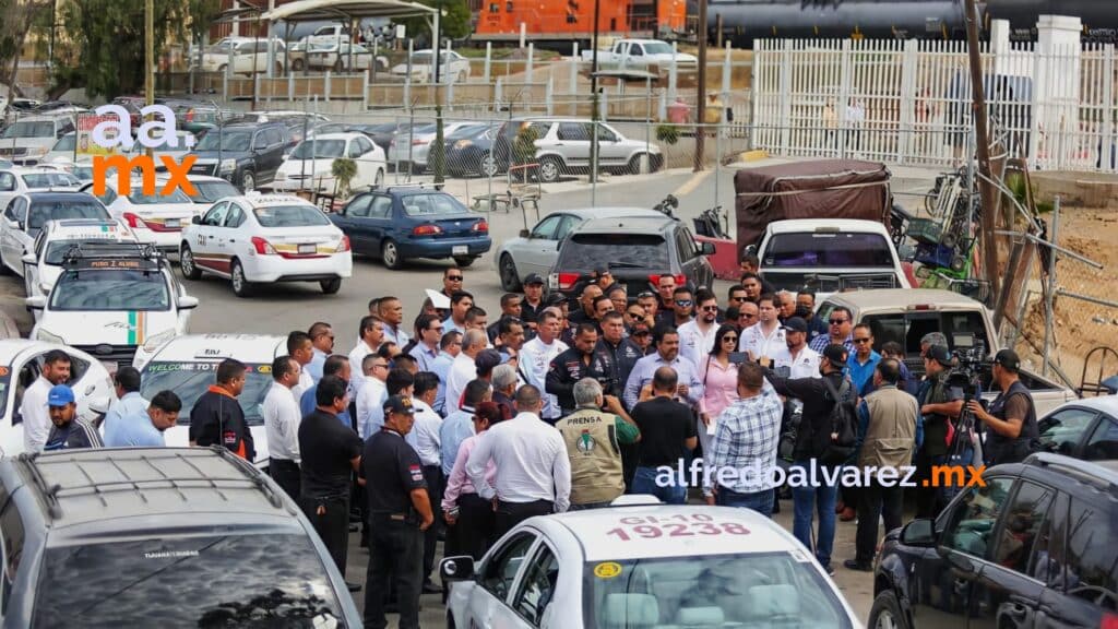 TRANSPORTISTAS SE UNEN PARA PRESTAR UN MEJOR SERVICIO EN LA GARITA DE SAN YSIDRO