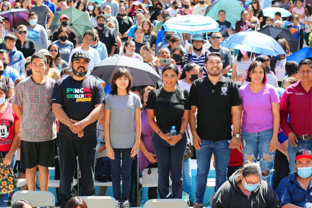 RECIBEN BECAS ESTUDIANTES DE TIJUANA