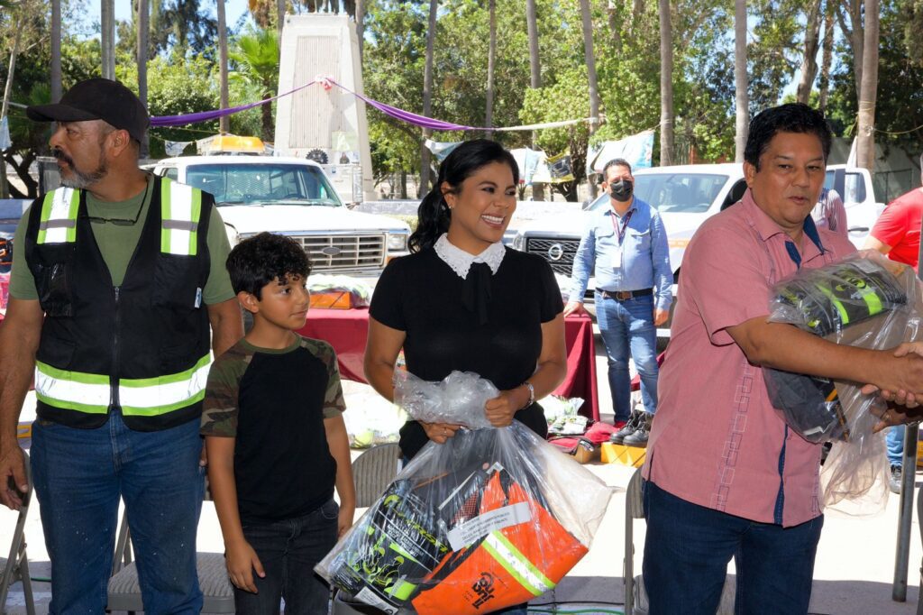 ALCALDESA ENTREGA EQUIPO A TRABAJADORES MUNICIPALES POR MáS DE 5 MDP