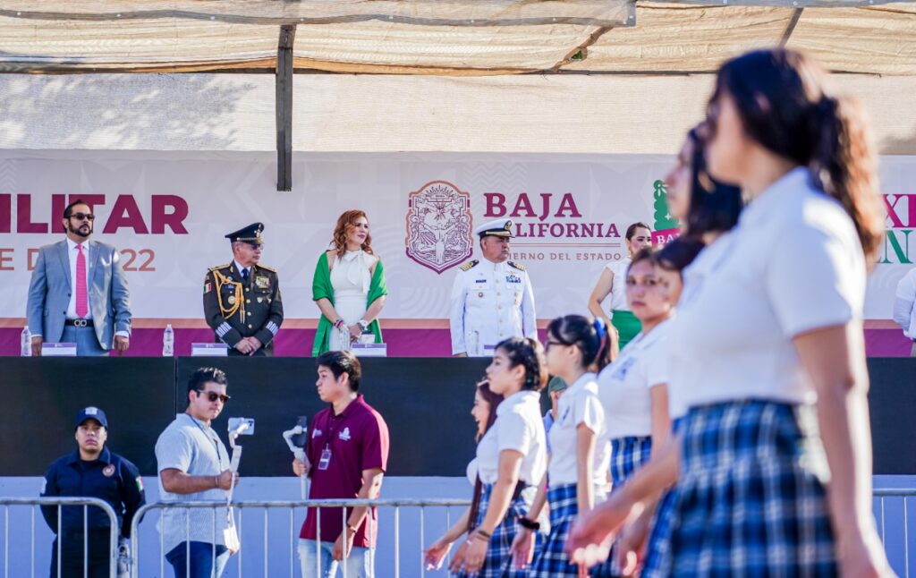 MARINA DEL PILAR PRESIDE DESFILE CíVICO POR LA INDEPENDENCIA DE MéXICO