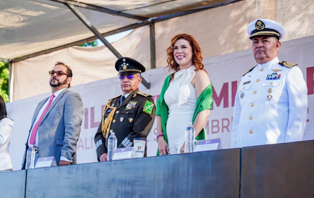 MARINA DEL PILAR PRESIDE DESFILE CíVICO POR LA INDEPENDENCIA DE MéXICO