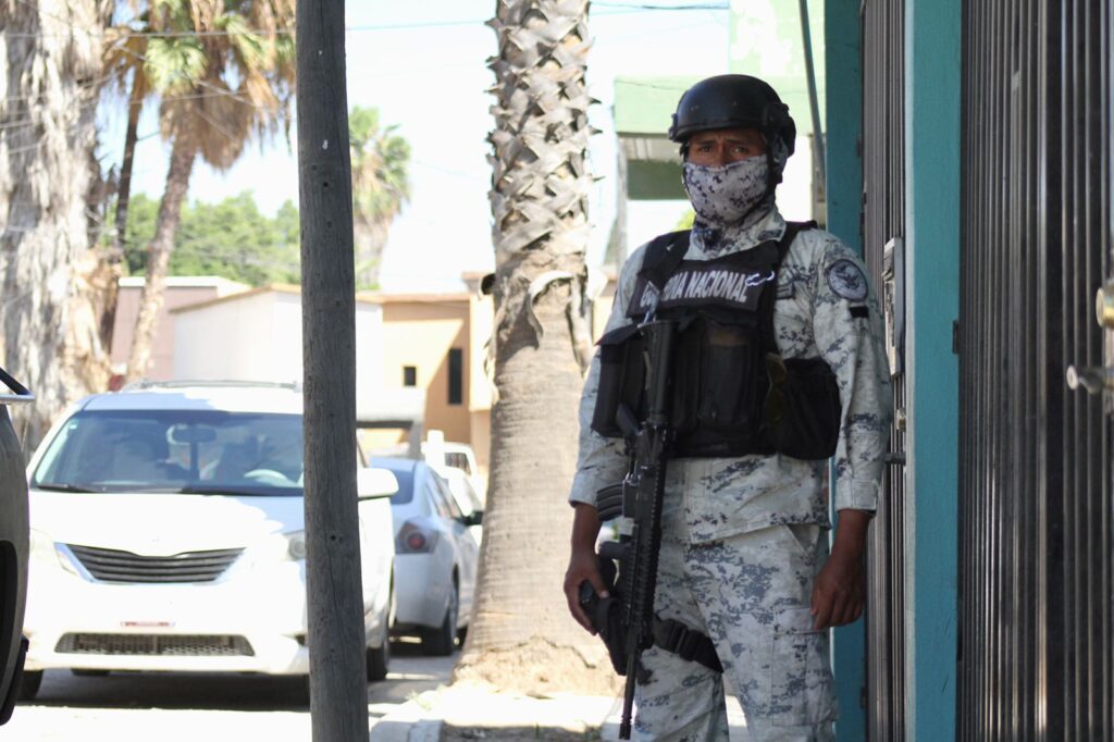 DETIENEN A HOMBRE CON ARMAS LARGAS Y CORTAS TRAS DENUNCIA ANóNIMA