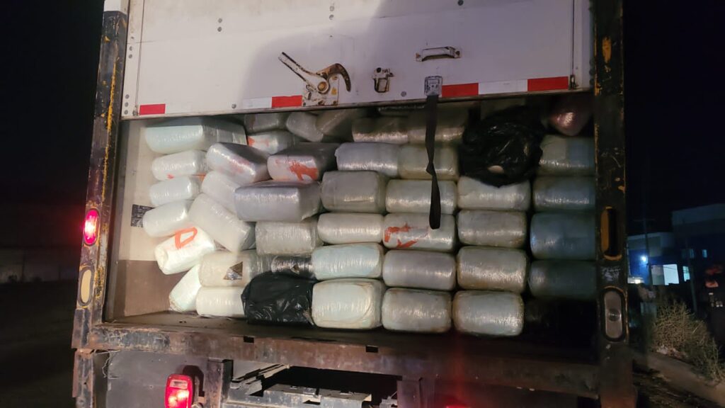 Autoridades aseguran cargamento de marihuana en tráiler