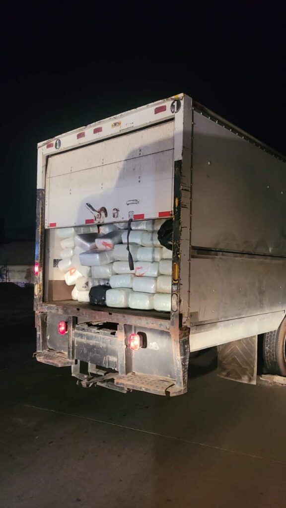 Autoridades aseguran cargamento de marihuana en tráiler