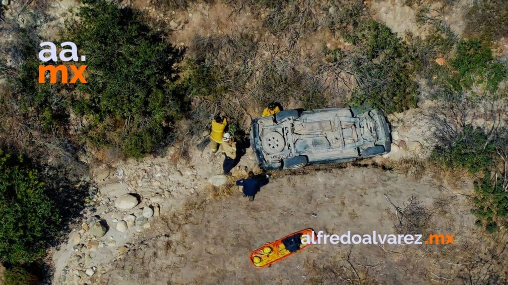 Mujer vuelca y cae a barranco profundo; mueren dos menores