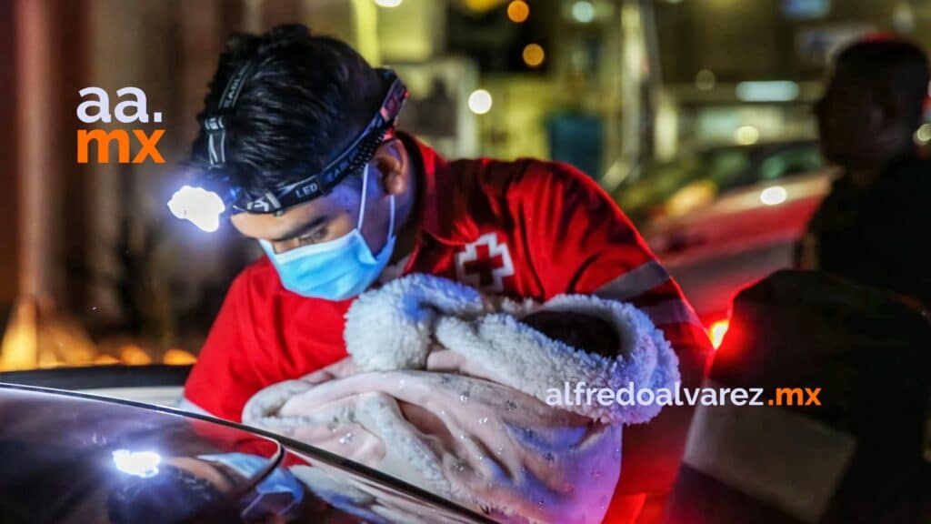 AGENTES MUNICIPALES AYUDAN A MUJER A DAR A LUZ AGENTES MUNICIPALES AYUDAN A MUJER A DAR A LUZ
