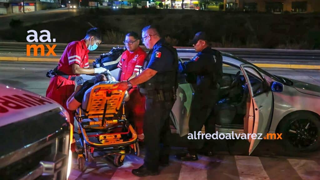AGENTES MUNICIPALES AYUDAN A MUJER A DAR A LUZ AGENTES MUNICIPALES AYUDAN A MUJER A DAR A LUZ