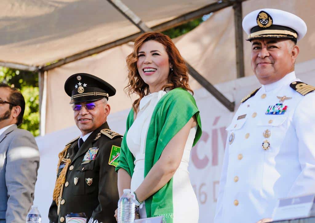 MARINA DEL PILAR PRESIDE DESFILE CíVICO POR LA INDEPENDENCIA DE MéXICO