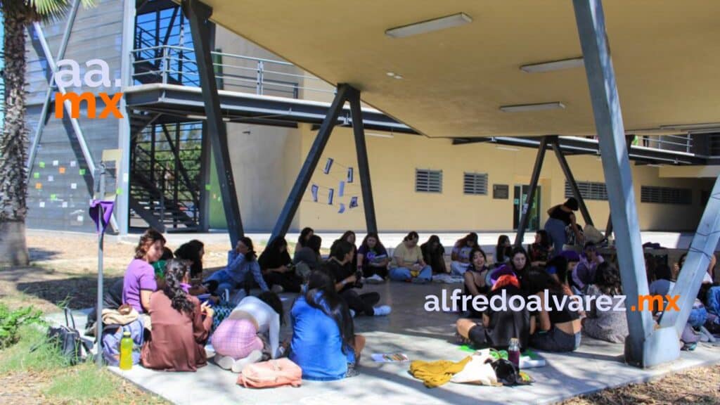 ESTUDIANTES REALIZAN LA ANTIGRITA FEMINISTA EN UABC