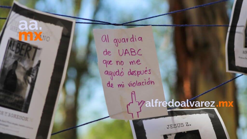 ESTUDIANTES REALIZAN LA ANTIGRITA FEMINISTA EN UABC