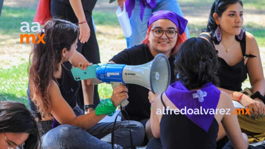 ESTUDIANTES REALIZAN LA ANTIGRITA FEMINISTA EN UABC