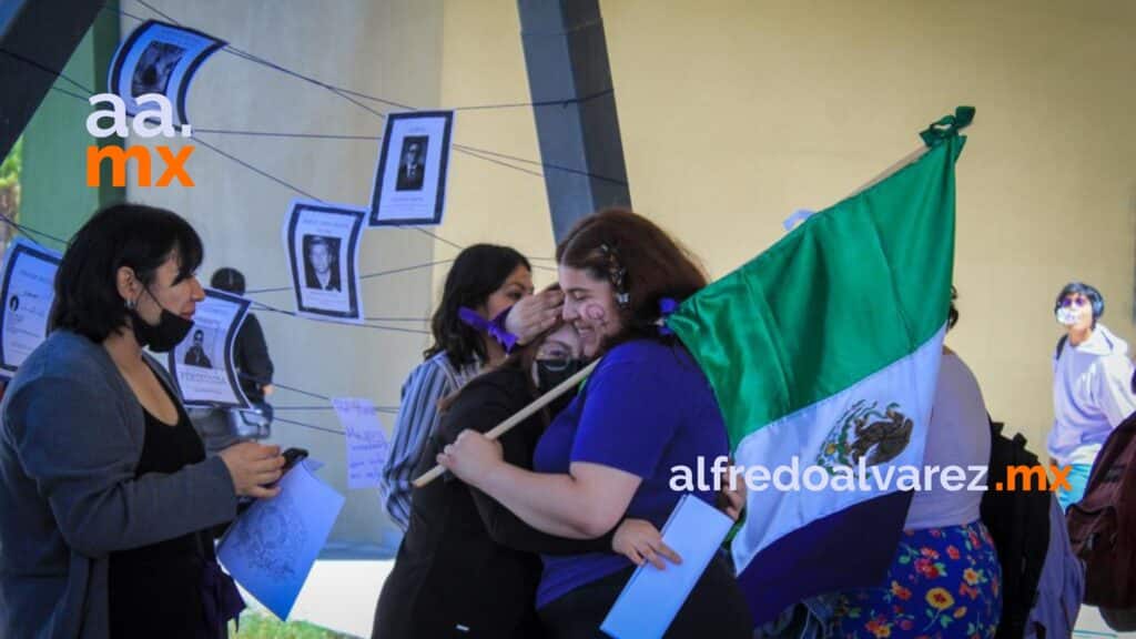 ESTUDIANTES REALIZAN LA ANTIGRITA FEMINISTA EN UABC