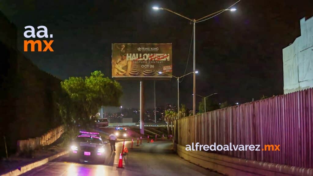 MOTOCICLISTA PIERDE EL CONTROL Y SE IMPACTA CON EL MURO FRONTERIZO