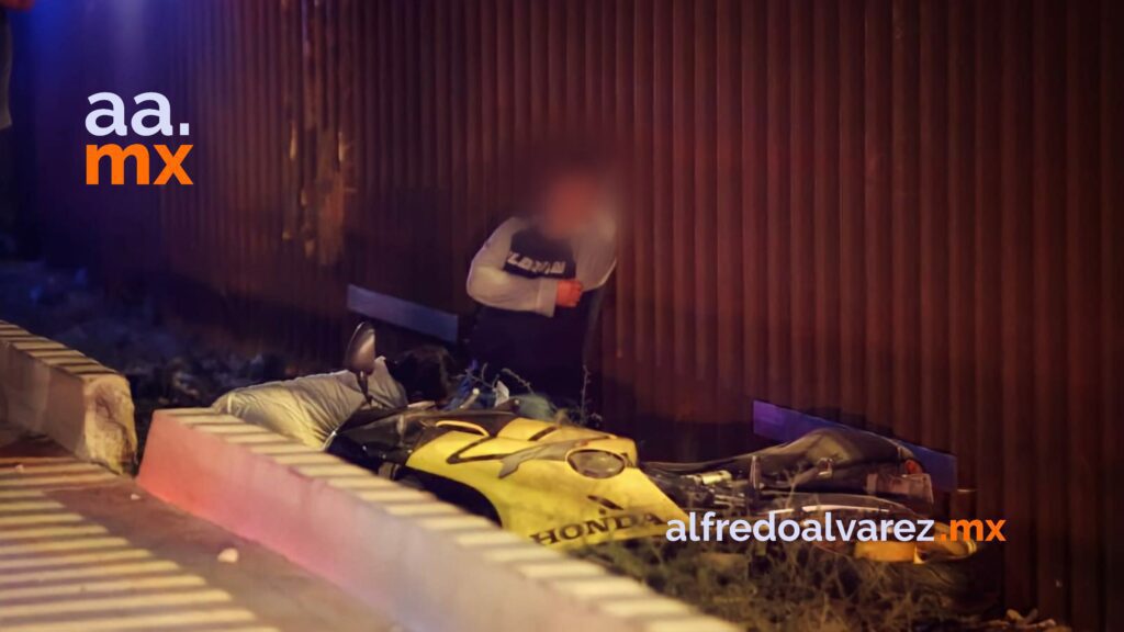 MOTOCICLISTA PIERDE EL CONTROL Y SE IMPACTA CON EL MURO FRONTERIZO