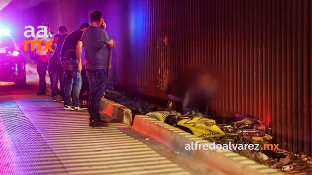 MOTOCICLISTA PIERDE EL CONTROL Y SE IMPACTA CON EL MURO FRONTERIZO