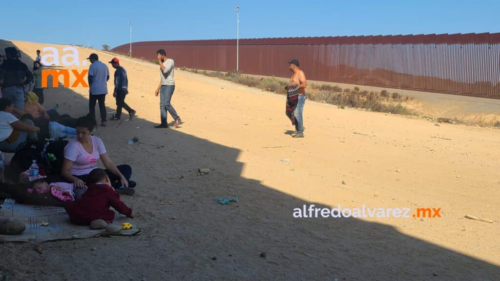 DECENAS DE MIGRANTES CRUZAR EL MURO Y SE ENTREGAN A AUTORIDADES DECENAS DE MIGRANTES CRUZAR EL MURO Y SE ENTREGAN A AUTORIDADES